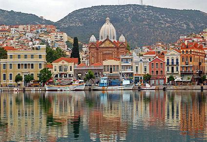 Απο τα Χάνια με τοπικό πλοιάριο βριςκόμαςτε ςε 5 απζναντι ςτα Σριηόνια το μοναδικό κατοικιςιμο νθςάκι του