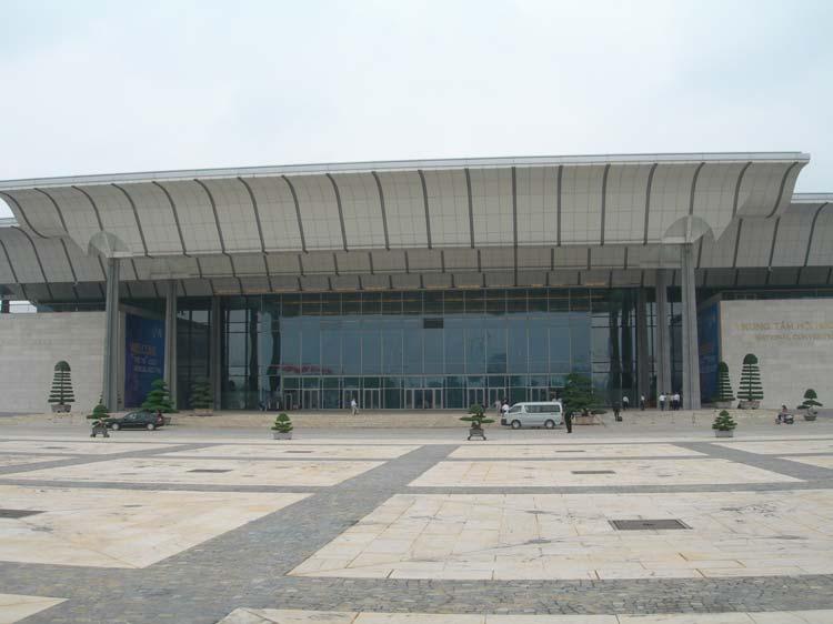 ήταν η πρώτη επιλογή), ή κατάλληλων υλικών για παραγωγή υλικών φίλτρων (αποκλεισµός τύπου φράγµατος µε αργιλικό πυρήνα, αλλά και φράγµατος τύπου CFRD).
