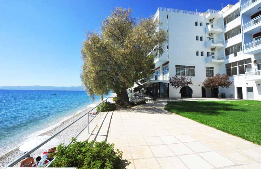 5η Χρονιά! Siagas Beach Hotel 3* Άγιοι Θεόδωροι Το Siagas Beach Hotel διαθέτει 101 δωμάτια με εντυπωσιακή στον κόλπο του Σαρωνικού και τα Γεράνεια Όρη.