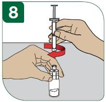 8 - Tinând bine flaconul şi adaptorul, înşurubaţi seringa complet pe adaptorul flaconului.