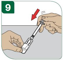 9 Ţineţi montajul seringă-flacon înclinate la un unghi mic.