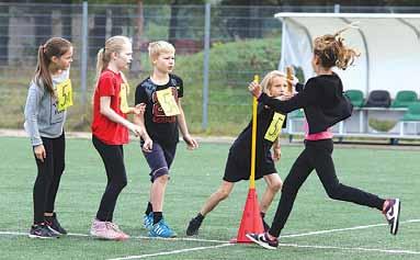 Olimpiskā diena visā Latvijā vienlaicīgi sākās ar kopīgu rīta vingrošanu, kurā Ķekavas vidusskolas sākumskolas bērniem pievienojās olimpiskais basketbola