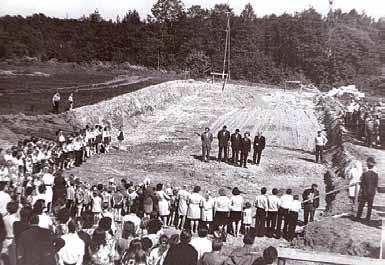 Kādi bija skolēni pirms 40 gadiem? Cik bijušo audzēkņu ir atgriezušies skolā kā skolotāji? 1975./76. mācību gads. 9.a klase. Skolas pamatakmens ielikšana1974. gada 14. jūnijā. Skolas direktors I.