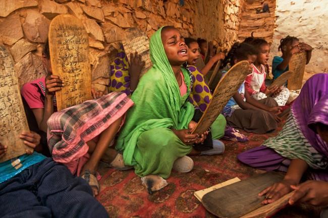 Μαυριτανία Μαυριτανία, η χώρα που στο μεγαλύτερό της μέρος αποτελείται από έρημο, παρουσιάζει μία πολιτισμική αντίθεση, με τους Αραβο- Βέρβερους στο βορρά και τους Μαύρους Αφρικανούς στο νότο, ενώ το