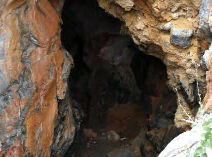 Καρστικό έγκοιλο σε ασβεστολιθικό πέτρωμα που ελέγχεται από ρηξιγενή τεκτονική και εμφανίζει σιδηρούχες οξειδώσεις, αποτέλεσμα ενεργούς υπεργενετικής δραστηριότητας.