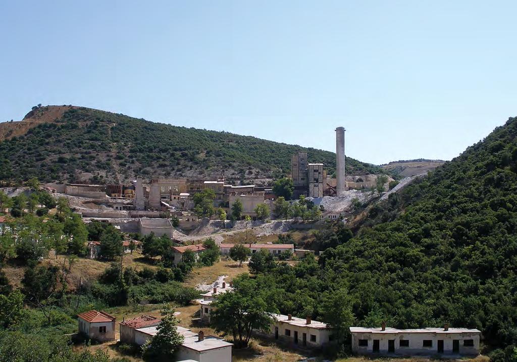 Λευκόλιθος Magnesite Aπό τη Γερακινή και τον Βάβδο πολίτης του κόσμου Με τη Γαλάτιστα και τον Βάβδο δυτικά, την ανατολική μεταλλευτική προέκταση των δώδεκα Μαντεμοχωρίων αποτελούν ο Καζαντζή Μαχαλάς