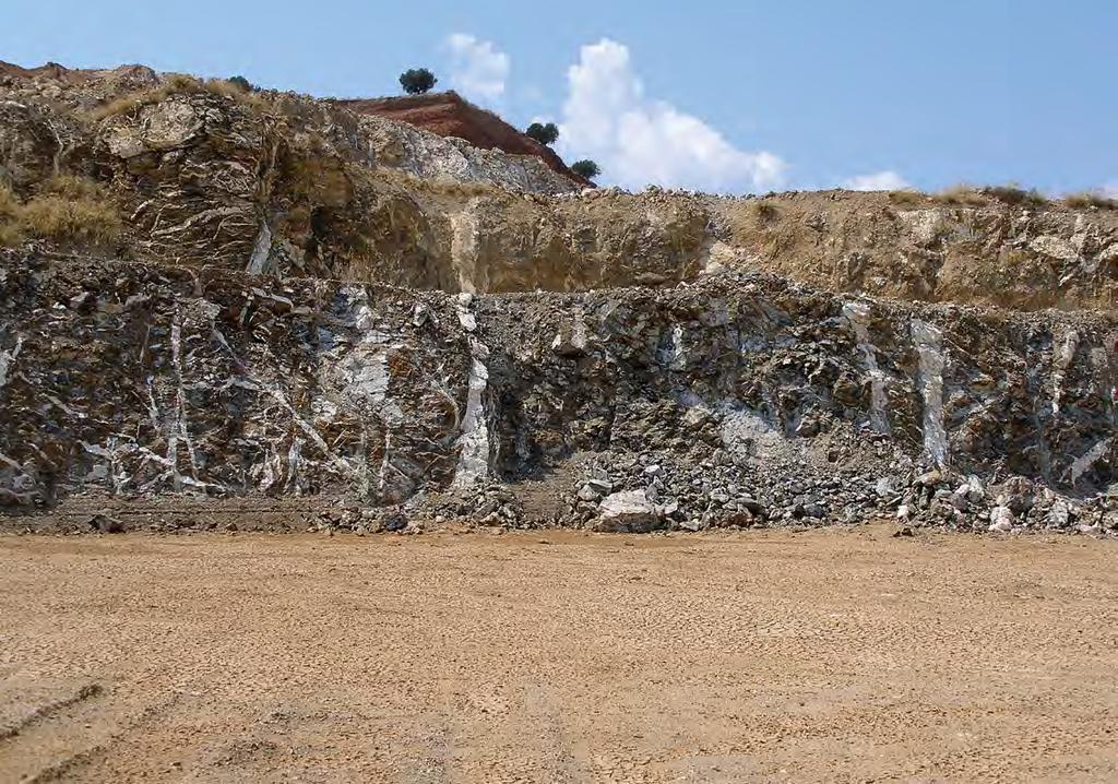 Η πρόσβαση στο φλεβικό κοίτασμα μαγνησίτη γίνεται μετά την απομάκρυνση υπεκείμενου εδάφους και περιβάλλοντος πετρώματος.
