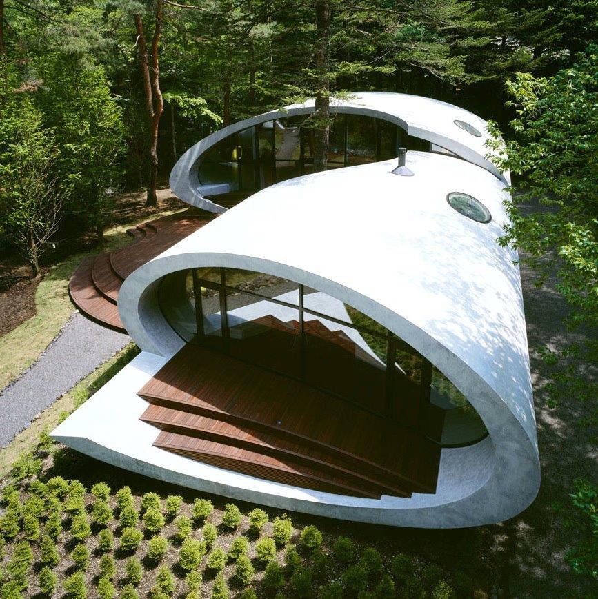 karuizawa, japan. Σκελετός από ενισχυμένο σκυρόδεμα αναπαριστά - σχηματίζει ένα κοχύλι σε σχήμα "J" που το περιτριγυρίζει ένα μεγάλο πεύκο.