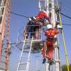 SCĂRI Echipamentele destinate lucrului la înălţime asigură următoarele funcţii principale: - Permit accesul operatorilor la zonele de lucru aflate la înălţime (scări si platforme); - Asigură