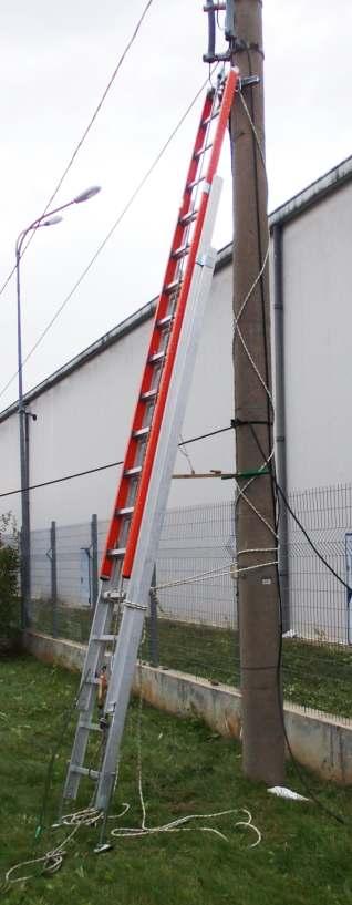 SCĂRI Scară IRMUT extensibilă hibridă cu sistem de fixare - specificaţie ENEL EA 0988 RO Cod: VA 30039-3 Scara hibridă realizată în conformitate cu specificaţia Enel EA 0988 RO este o scară