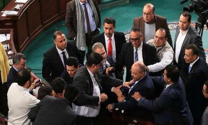 بدGأت رئيùسة احلكومة ترييزا ماي اجراءات االنفüصال مع االحتاد Gالأوروبي قبل Sسنة يف نهاية Gآذار/مارSس 2017 ولكنها Sسرعان ما Gأدركت اSستحالة التوUصل على اتفاق حول العالقة املقبلة مع Tشركائها الùسابقني