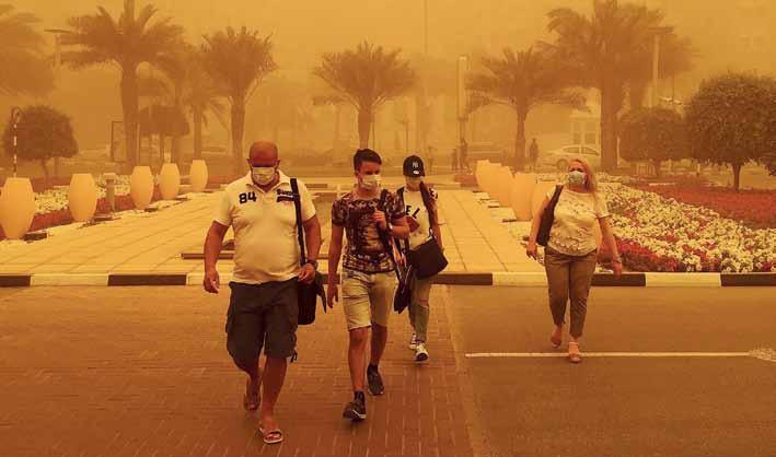 موضوع الغالف س ياه ا جانب في دبي خلال عاصصفة رملية.