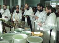 Botezîndu-Se Iisus, cînd a ieşit din apă, îndată cerurile s-au deschis şi duhul lui Dumnezeu s-a văzut pogorîndu-se ca un porumbel, venind peste El.