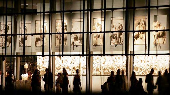 Η ενσωμάτωση της ζωφόρου του Παρθενώνα στον ορθογώνιο, τσιμέντινο πυρήνα του Μουσείου, ο οποίος έχει τις ίδιες διαστάσεις με τον σηκό του Παρθενώνα, η τοποθέτηση των μετοπών ανάμεσα στις κολώνες, η