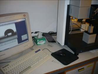 (Μνεία για το φωτογραφικό υλικό: inano, Aarhus University, Creative Commons Attribution ShareAlike 3.0) γωνιόμετρο γωνίας επαφής. Αυτή είναι η στατική μέτρηση των γωνιών επαφής.