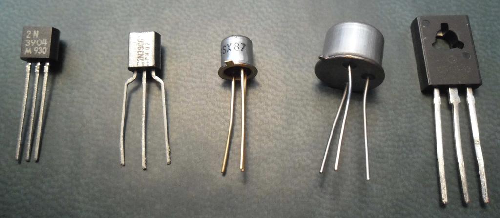 Pakovanja Pakovanja diskretnih bipolarnih tranzistora Diskretni bipolarni tranzistori se pakuju u različita kućišta, čiji materijal, oblik i dimenzije prvenstveno zavise od namene tranzistora.