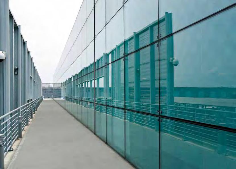 Pentru un climat interior optim Sistem pentru intradosul faţadelor cortină: perete exterior realizat pe un schelet simplu cu plăcii de ciment AQUAPANEL Clădirile cu faţadă cortină (din sticlă, lemn,