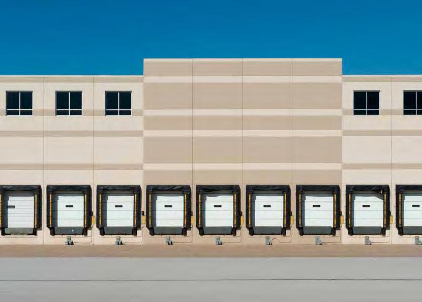 Abordare flexibilă pentru o construcţie rapidă şi fără probleme Perete exterior realizat între etaje: schelet simplu Clădirile simple, de tipul acestui depozit, nu au cerinţe speciale privind