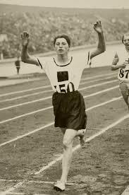 1928 Άμστερνταμ Σημαντικοί σταθμοί Πρώτη φορά οι γυναίκες συμμετέχουν στα αγωνίσματα του στίβου (100μ., 800μ., 4x100μ, ύψος, τοξοβολία). Πήραν μέρος 290 γυναίκες.