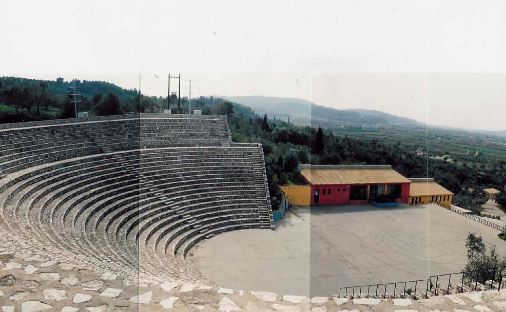 Στο θέατρο Φλόκα, απαιτείται ανασχεδιασμός των προσβάσεων και των στοιχείων που τις συνοδεύουν, αλλά ενδεχομένως και της μορφής των αναβαθμών που δημιουργεί λανθασμένη εντύπωση ως προς την κλίμακά
