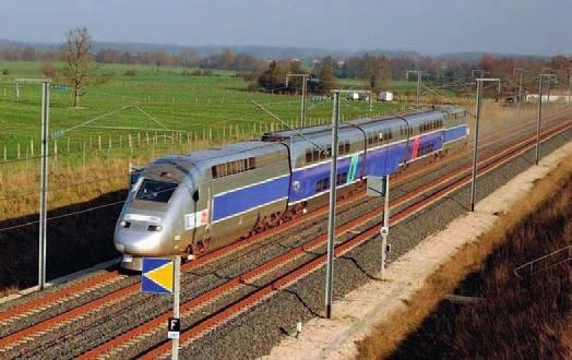 17.4 Σιδηροδρομική γραμμή στην πεδινή Γαλλία 1n εργασία: α. Παρατηρήστε τη φωτογραφία 17.1. Συζητήστε στην ομάδα και σημειώστε παρακάτω τις «υπηρεσίες» και τα αγαθά (προϊόντα) που προσφέρουν τα ευρωπαϊκά βουνά στον άνθρωπο (π.