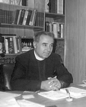 Μαζί με την πολυαγαπημένη του αείμνηστη πρεσβυτέρα Αικατερίνη, πού στάθηκε δίπλα του και του συμπαραστάθηκε στό κοινωνικό του έργο, δημιούργησαν μια ωραία οικογένεια και