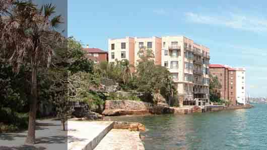 4 Μετακινήστε την κάμερα μέχρι το τέλος του οδηγού, ακολουθώντας την ένδειξη στην οθόνη LCD.