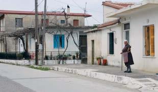 Ιέρειες με αρχαίες ενδυμασίες αναπαριστώντας αρχαία τελετή, κάνουν επίκληση στον θεό Απόλλωνα και με ένα κάτοπτρο ανάβουν τη δάδα από τις ακτίνες του ήλιου.