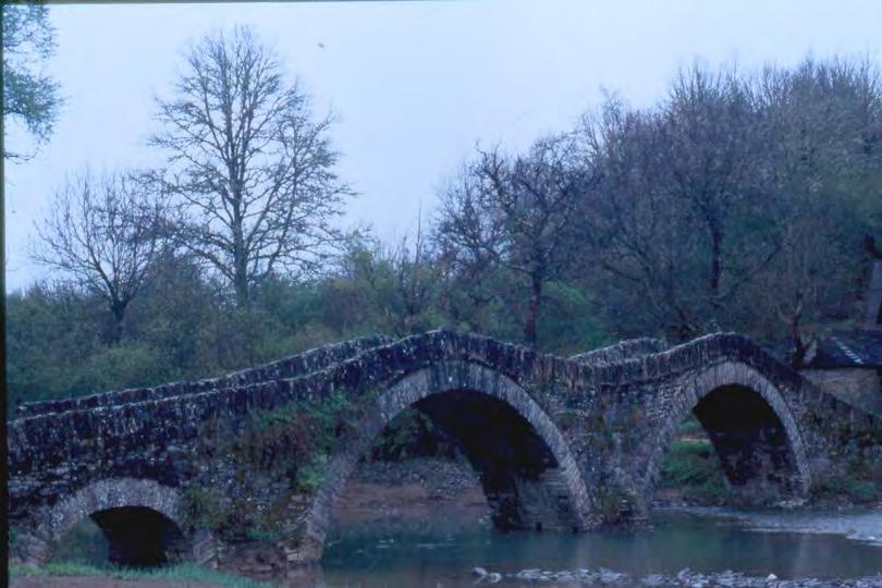Του Μφλου Δίτνξο γεφύρι που χτίστηκε το 1748 και βρίσκεται στο Μπαγιώτηκο ποηαμό, νο ιοανατολικά από ηο χωριό Κήπου ηου Κενηρικού Ζαγορίου.