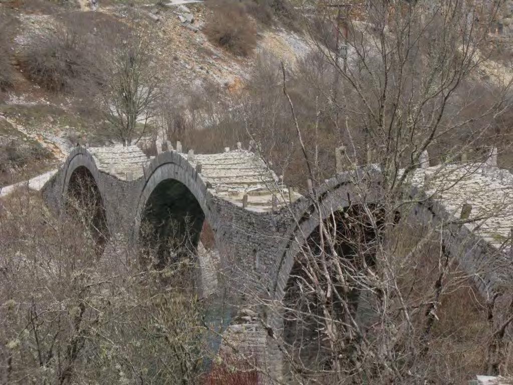 Του Πλακίδα ι Καλογερικό Τξίηοξο γεφύρηπου χτίσηεκε το 1814.