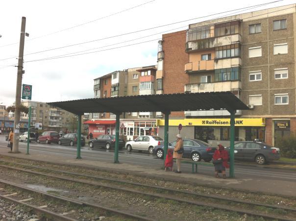 condiții meteorologice neprielnice (ploaie, soare, vânt, etc), în timp așteptării unui tramvai