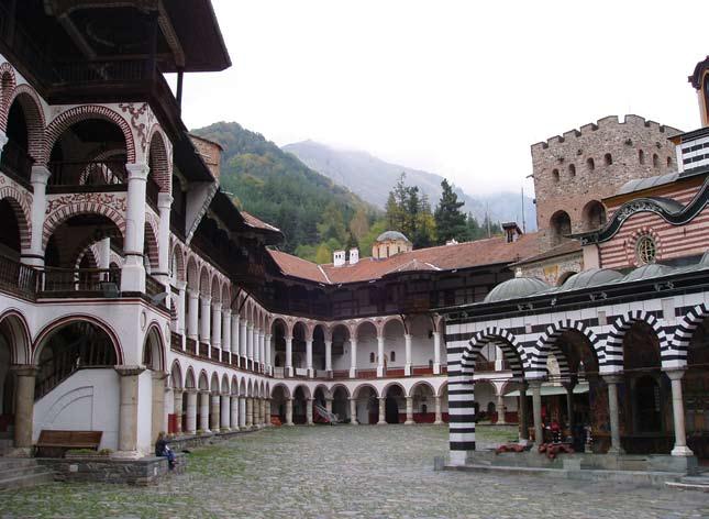 avtoličarji 4 Rilski samostan Moder nasvet Odtenek in svetlost premaza Mobihel Hydro Base sta precej odvisna od postopka in pogojev brizganja.