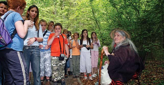 Zdajšnja kriza pa je ne nazadnje tudi pomembna priložnost za to da z zavzetejšim iskanjem in osvajanjem novih trgov slovensko gospodarstvo zmanjša svojo 70-odstotno odvisnost od EU,«so zapisali v