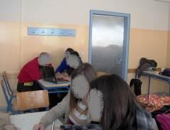 Εικόνες 11, 12.Προσπάθεια σε υποομάδες: ενασχόληση με τη γελοιογραφία, με τη συγγραφή ομιλίας, με το PowerPoint.