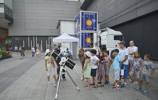 Научни демонстратори ЦПН-а су у оквиру Science Busking-а извели науку на улицу, а у самом Камиону посетиоци су се опробали у различитим мозгалицама и учестовали су у радионицама.