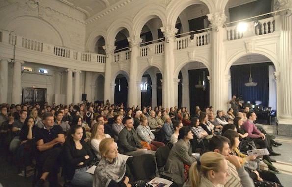 На трибини су говорили др Горан Кнежевић, из Лабораторије за експерименталну психологију Филозофског факултета у Београду, др Зоран Радовановић, епидемиолог и председник Етичког комитета СЛД, и др