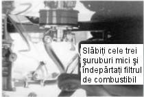 Desurubati surubul mic de la clapeta rezervorului si scoateti filtrul din portul filtrului. Curatati filtrul cu combustibil diesel. 3.