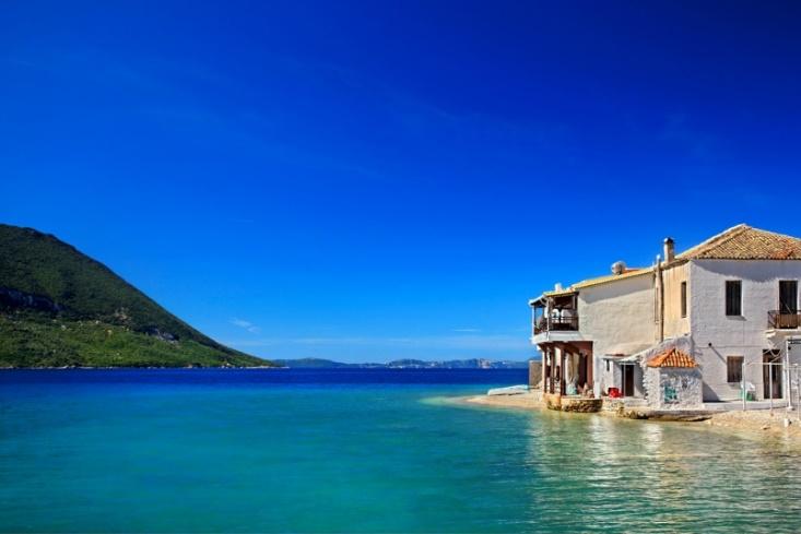 Πρώτη στάση για μπάνιο στις ομορφότερες και πιο φημισμένες παραλίες του Ιονίου, το Πόρτο Κατσίκι και τους Εγκρεμνούς.