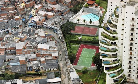 Εικόνα 9.2: Μία κλειστή κοινότητα πλουσίων (gated community) χωρίζεται από μια φτωχή συνοικία στο Σάο Πάολο της Βραζιλίας (Πηγή: http://www.nextnature.