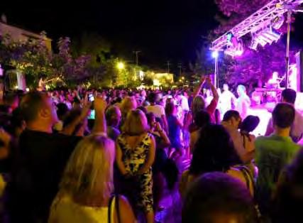 Hallmark events Τα hallmark events φαίνεται πως είναι τόσο ταυτόσημα με τις παραδόσεις, τα ήθη και τα έθιμα του τόπου ή της ευρύτερης περιοχής, ώστε βαθμιαία καταλήγουν να