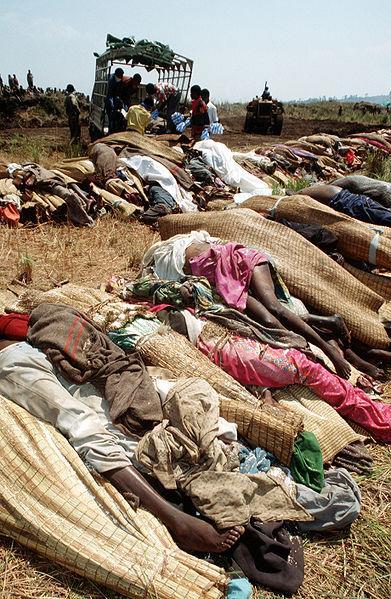 Φωτογραφία από τη γενοκτονία στη Ρουάντα (1994) https://commons.wikimedia.org/wiki/file:bodies_of_rwandan_refugees_df-st-02-03035.