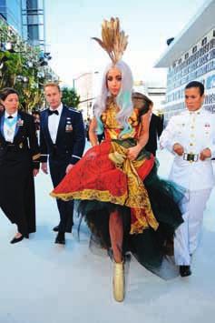 Συγκροτήματα, όπως oι Duran Duran και οι Arcade Fire, ερμηνεύουν ζωντανά για το ετήσιο φιλανθρωπικό γκαλά «Fashion Rocks» και η Λίλι Αλεν τραγουδάει ενώ γύρω της παρελαύνουν μοντέλα