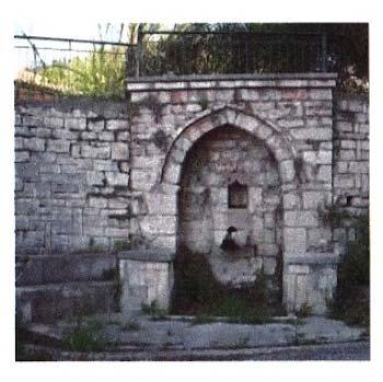 Δημόσια Κρήνη της Βατόβρυσης Η κρήνη της Βατόβρυσης βρίσκεται επί του μανδρότοιχου της σημερινής ΔΕΥΑΝ επί της οδού Κοζώνη.
