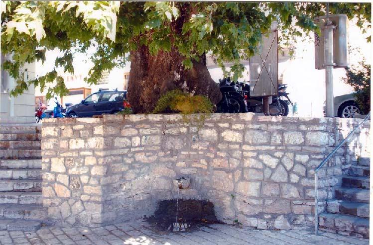 Δημόσια Κρήνη του Αγίου Δημητρίου Στην είσοδο του στενοπάζαρου, από τον Άγιο Δημήτριο και κάτω από ένα