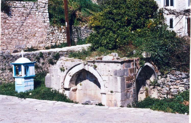 Δημόσια Κρήνη του Βεζύρ Τζαμίου Στον ίδιο χώρο συναντάμε μια ακόμα βρύση. Είναι τετράπλευρη με οξυκόρυφα ισλαμικά τυφλά αψιδώματα.