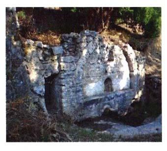 Κρήνη της Μεγαλομάτας Η κρήνη αυτή βρίσκεται έξω από το τα Ανατολικά τείχη του Κάστρου, μεταξύ αυτών και του προτειχίσματος, δίπλα από τη μεγά λη ορθογώνια βάση του Κάστρου, στην περιοχή Μεγαλομάτα.
