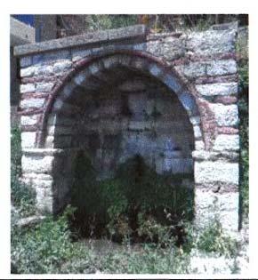 Κρήνη του Κατρέλη Η κρήνη του Κατρέλη βρίσκεται στην οδό Δημοσθένους, σε περίοπτη θέση, από όπου φαίνεται το Αρχοντικό Μπότσαρη καθώς και όλος ο Πατραϊκός κόλπος.