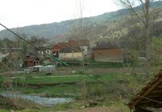 Не корачамо кроз воду која је изнад колена, нарочито ако је вода текућа, а деца и старе особе ни ако је нижи ниво воде. Не користимо аутомобиле (велики број страдалих је у аутомобилима).