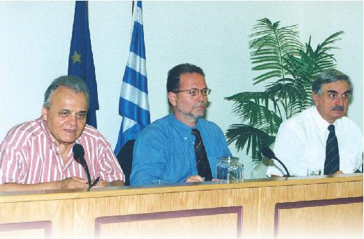 10 ÉÏÕËÉÏÓ - ÄÅÊÅÌÂÑÉÏÓ 2002 êöñáóç Ãíþìçò Ðñùôïâïõëßáò ôçò Ï.Ê.Å. åðß ôçò ÊïéíïôéêÞò Ðñùôïâïõëßáò ôïõ Ã' Ê.Ð.Ó. «Leader +» Αριστερά: Ο Πρόεδρος της Ο.Κ.Ε. και οι κ.κ. Ξ. - Σ.
