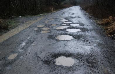 2 Λακκούβες (potholes) Είναι οπές που ποικίλουν ως προς το μέγεθος και έχουν τη μορφή μικρών λεκανών μέσα στο οδόστρωμα.